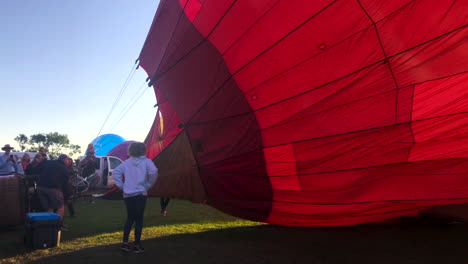 Der-Heißluftballon-Wird-Zur-Vorbereitung-Des-Rocky-Mountain-Starts-Aufgeblasen