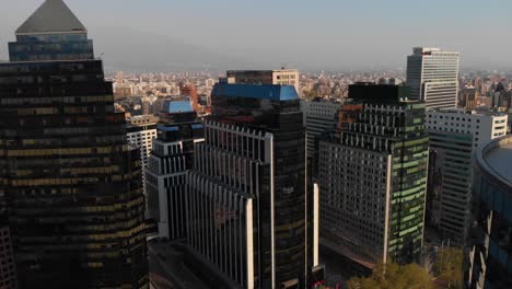 Luftaufnahme,-Die-An-Einem-Klaren-Tag-In-Santiago-De-Chile-4k-Auf-Eine-Reihe-Von-Wolkenkratzern-Zufliegt