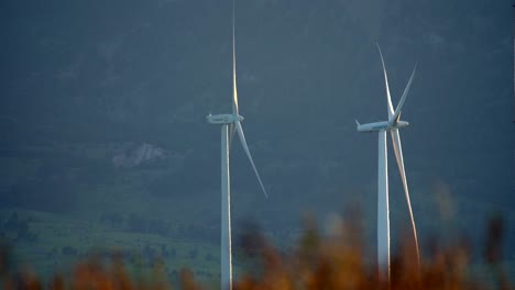 Windkraftanlagen-Vor-Dem-Hintergrund-Der-Berge