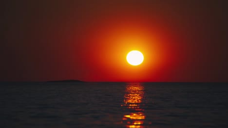 El-Sol-Se-Está-Poniendo-Sobre-El-Horizonte-En-Una-Playa-En-La-Costa-Mediterránea-Croata