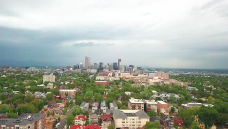 Breite-Luftaufnahme-Der-Innenstadt-Von-Denver-Mit-Einem-Bevorstehenden-Gewitter