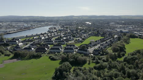 Eine-Luftaufnahme-Der-Stadt-Inverness-An-Einem-Sonnigen-Sommermorgen