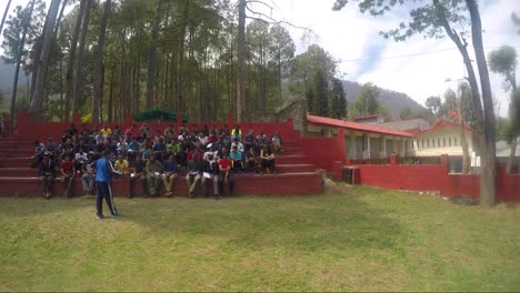 Clases-De-Formación-De-Montañismo-Del-Instituto-De-Montañismo-Situado-En-El-Alto-Himalaya,-Uttarakhand,-India