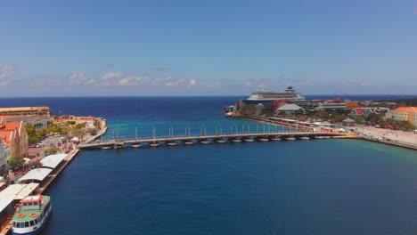 Queen-Emma-Bridge-Luftaufnahmen-Von-Touristen,-Die-Auf-Der-Pontonbrücke-In-Willemstad-Curacao-Spazieren-Gehen