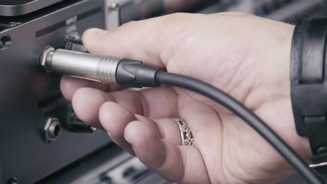 El-Músico-Conecta-El-Cable-Jack-A-Un-Multiefecto-Y-Configura-El-Nivel-De-Entrada-Al-Máximo,-4k