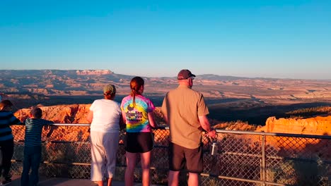 Panoramic-shot-of-tourists-viewing-Bryce-Canyon-National-Park-from-Rainbow-Point-at-sunset-in-Utah,-USA