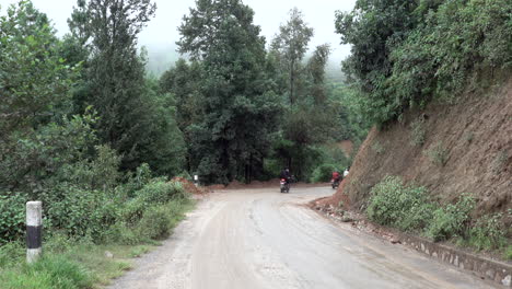 Katmandú,-Nepal---27-De-Septiembre-De-2019:-Tráfico-Y-Vehículos-En-Una-Carretera-De-Montaña-Peligrosa-Y-Fangosa-En-Las-Estribaciones-De-Katmandú,-Nepal-El-27-De-Septiembre-De-2019