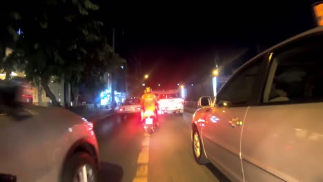 Nachts-Auf-Einem-Motorrad-In-Bangkok-Fahren