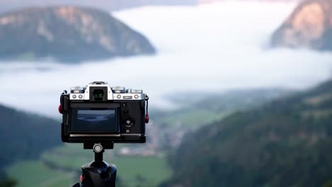Fujifilm-Kamera-Auf-Einem-Stativ-Draußen-In-Der-Slowenischen-Landschaft-Beim-Fotografieren