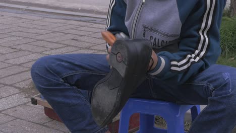 Pobre-Niño-Limpiando-Zapatos-En-La-Calle-En-Cámara-Lenta-De-Vietnam