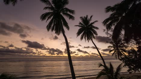 Zeitraffer-Eines-Wunderschönen-Sonnenuntergangs-Von-Einem-Strand-Auf-Den-Cookinseln