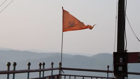 Orangefarbener-Bhagadhwaja,-Der-Mit-Dem-Wind-Fliegt