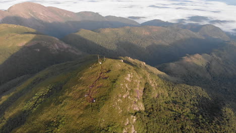 Luftaufnahme,-Die-Den-Gipfel-Eines-Tropischen-Regenwaldberges-Umkreist,-Pico-Caratuva-Brasilien,-Südamerika