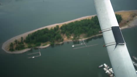 Wunderschönes-Filmmaterial-Mit-Blick-Auf-Die-Flügelstrebe-Eines-Kleinen-Flugzeugs,-Das-über-Den-Columbia-River-Fliegt