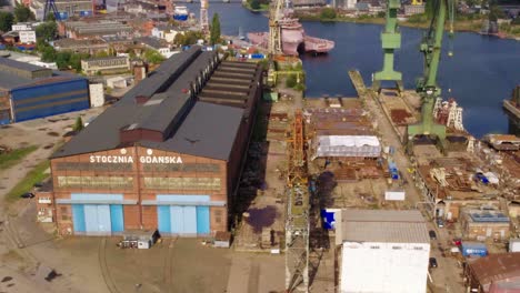 Industriegebiet-Der-Werft-Und-Kräne-In-Danzig,-Polen