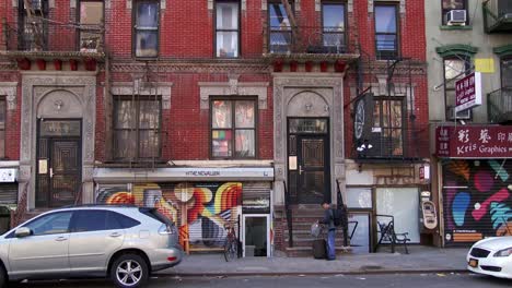 Frente-Al-Edificio-Antiguo-En-Brooklyn-Nueva-York,-Gente-Caminando-En-La-Calle
