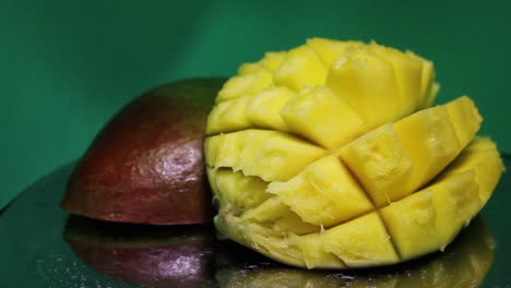Mango-Tropical-Exótico-En-Rodajas.-Metraje-De-Primer-Plano