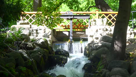 Wasserfall-Im-Park
