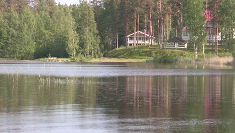 Lago-Romántico-O-Estanque-En-Finlandia-Con-Casa-De-Fin-De-Semana-1