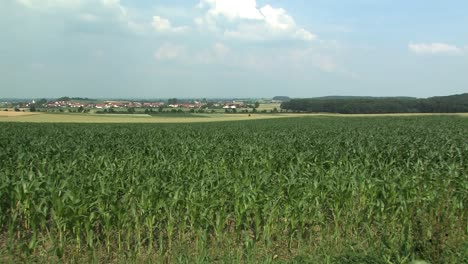 Schwenk-über-Typisch-Bayerische-Landschaft-Mit-Feldern-Und-Dem-Dorf-Adelshausen-Im-Rücken,-Bayern,-Deutschland-1