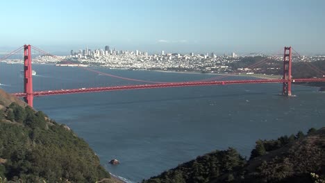 Panorama-shot-of-San-Francisco-with-Golden-Gate-Bridge,-California,-USA