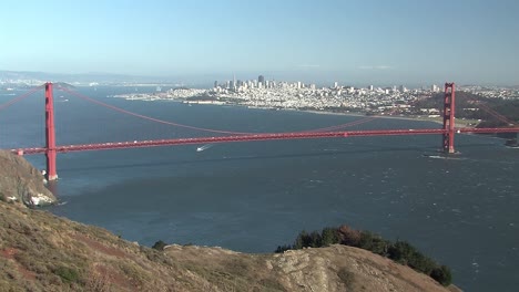 Classic-panorama-shot-ot-Golden-Gate-Bridge-with-San-Francisco-in-the-back,-California,-USA