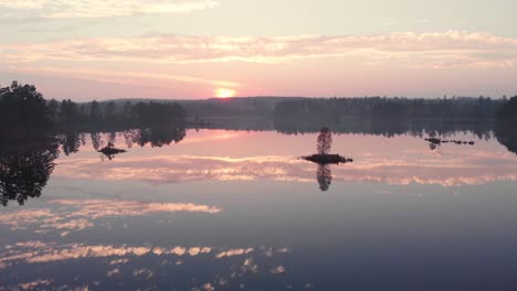 Rückzug-Luftbild-über-Einen-Perfekt-Gespiegelten-See-In-Einem-Wald-Im-Herbst-Und-Sonnenuntergang-In-Schweden