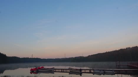 Fogg-moving-fast-at-the-sunrise-lake