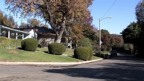 Street-view-of-suburb-near-Burbank,-California,-USA