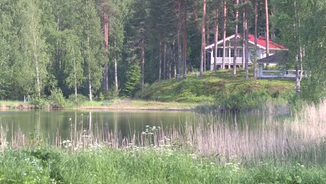 Lago-Romántico-O-Estanque-En-Finlandia-Con-Casa-De-Fin-De-Semana