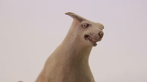 Hund-Keramikfigur-Auf-Weißem-Hintergrund.-Nahaufnahme