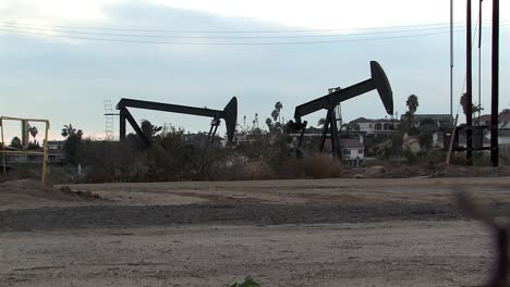 Oil-field-with-oil-pumps-in-Los-Angeles-in-the-evening,-California,-USA