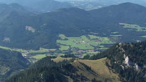 Toma-Panorámica-Desde-La-Cumbre-De-Wendelstein,-Alpes-Bávaros,-Alemania
