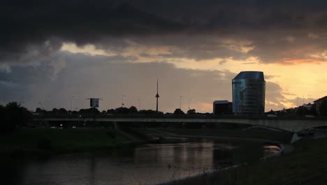 Sonnenuntergang-Wolken-über-Der-Brücke-Und-Dem-Fluss-Neris-In-Der-Hauptstadt-Vilnius,-Litauen,-Baltikum,-Europa