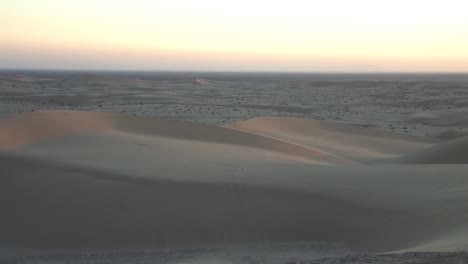 Pan-shot-of-North-Algodones-Dunes-in-California-in-evening-sun-1