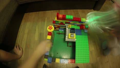 Das-Kind-Baut-Aus-Einem-Lego-Duplo-Ein-Gebäude