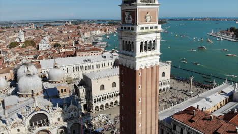 Venedig-San-Marco-Glockenturm-Herumfliegen