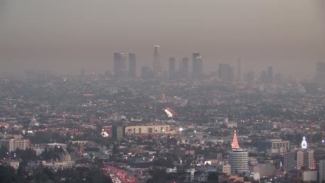 Panorama-Oder-Totale-Von-Downtown-Los-Angeles-Am-Abend-Mit-Smog-Wenige-Wochen-Vor-Weihnachten,-Kalifornien,-USA