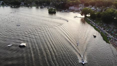 Während-Die-Sonne-über-Einer-Kleinen-Stadt-Im-Westen-Von-Wisconsin-Untergeht,-üben-Wasserskifahrer