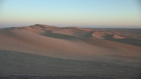 Pan-shot-of-North-Algodones-Dunes-in-California-in-evening-sun,-USA
