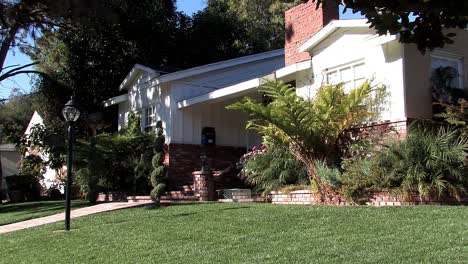 Typisches-Haus-Eines-Vororts-In-Der-Nähe-Von-Burbank,-Kalifornien,-Usa