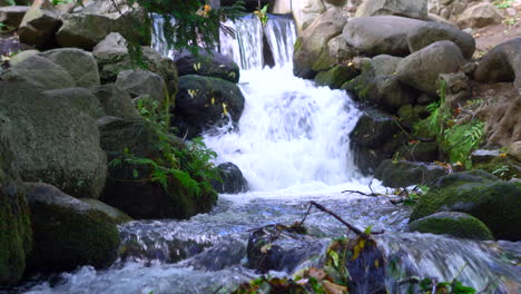 Schöner-Stimmungsvoller-Wasserfall-Im-Park