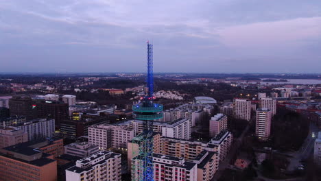 Luftdrohnenansicht-Des-Elisa-kommunikationsturms-In-Pasila,-Helsinki-Finnland