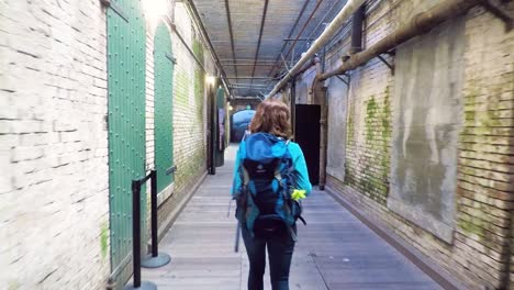 Mujer-Joven-Caminando-En-Los-Pasillos-De-Alcatraz-En-San-Francisco,-Estados-Unidos