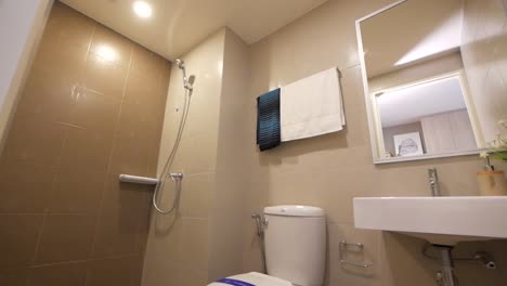 Kleines-Weißes-Badezimmer-In-Einem-Apartment-Hotelzimmer