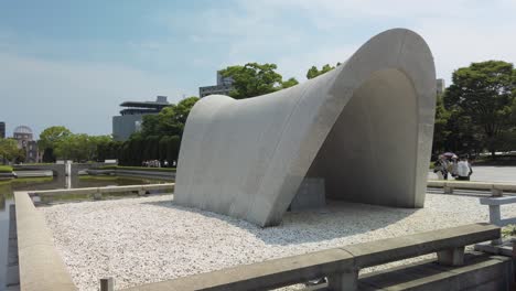 Memorial-De-Las-Víctimas-De-Hiroshima-Memorial-De-La-Bomba-Atómica-Del-Cenotafio,-Que-Es-Parte-Del-Parque-Conmemorativo-De-La-Paz-De-Hiroshima-En-Japón