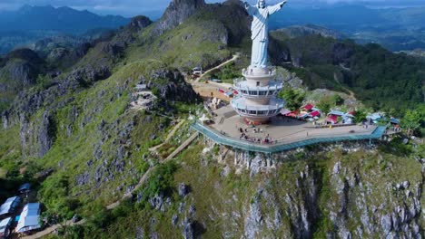 Luftbild-über-Der-Großen-Und-Riesigen-Jesus-Statue,-Die-über-Der-Stadt-Toraja-Makale-Steht