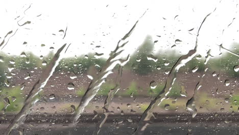 Regentropfen,-Die-In-Einem-Zug-Das-Fenster-Hinunterlaufen