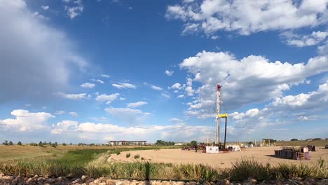 Time-lapse-of-Oil-rig-with-clouds-moving