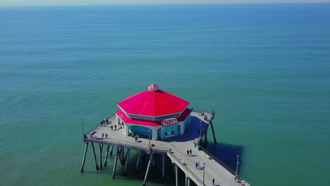 Rotating-aerial-footage-of-Ruby's-Diner-on-the-Huntington-Beach-pier,-in-Orange-County-California